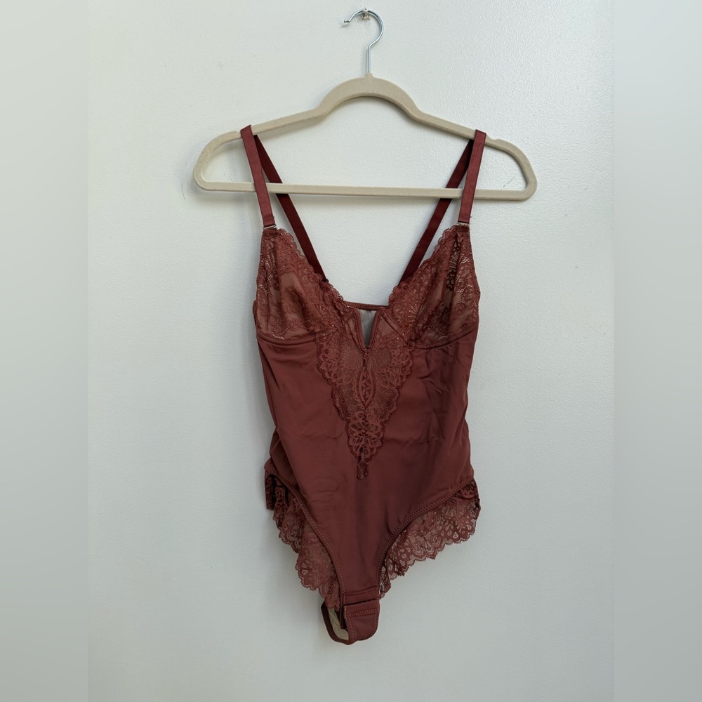 HEYSHAPE Lace Trimmed Chemise in Warm Brown